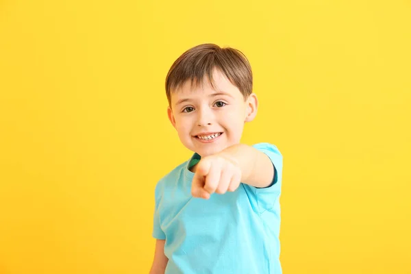 Щасливий Усміхнений Маленький Хлопчик Вказує Глядача Кольоровому Фоні — стокове фото