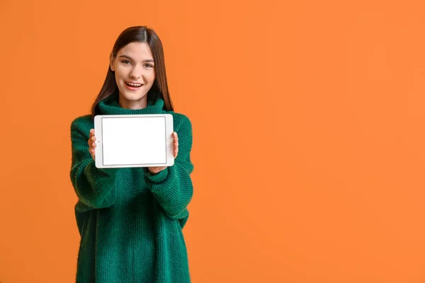 Junge Frau Mit Tablet Computer Auf Farbigem Hintergrund — Stockfoto