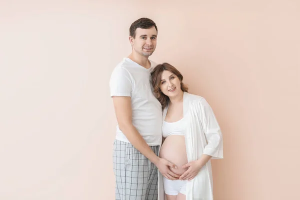 Mooi Zwanger Paar Kleur Achtergrond — Stockfoto