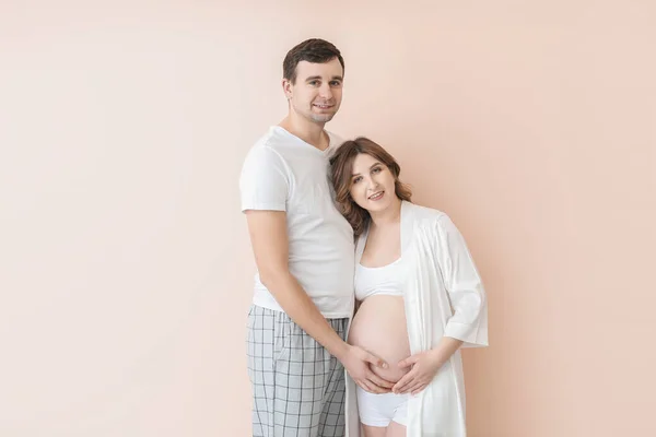 Beautiful Pregnant Couple Color Background — Stock Photo, Image