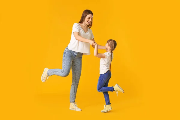 Gelukkig Moeder Haar Dochtertje Dansen Tegen Kleur Achtergrond — Stockfoto