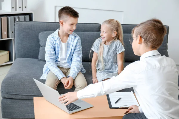 Weinig Makelaar Werkt Met Klanten Kantoor — Stockfoto