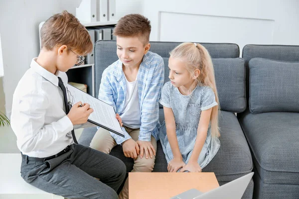 Little Real Estate Agent Working Clients Office — Stock Photo, Image