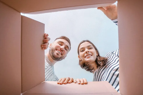 Young Couple Looking Cardboard Box Bottom View — Stock Photo, Image