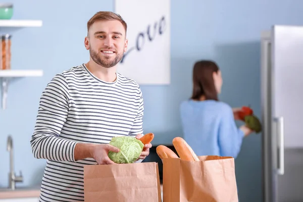 Молодая Пара Распаковывает Свежие Продукты Рынка Кухне — стоковое фото