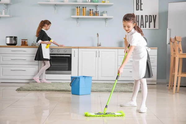 Leuke Kleine Kamermeisjes Schoonmaak Keuken — Stockfoto