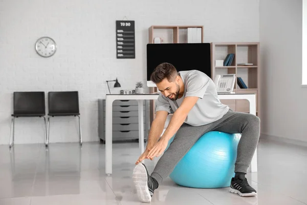 Άνθρωπος Κάνει Ασκήσεις Μπάλα Γυμναστικής Στο Γραφείο — Φωτογραφία Αρχείου
