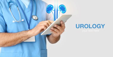 Açık arkaplanda tablet bilgisayarı olan erkek ürolog