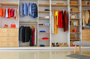 Modern mağazada şık kıyafetler ve aksesuarlar.