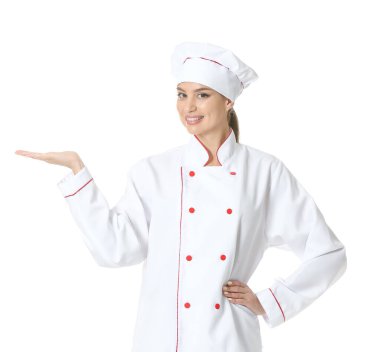 Güzel bayan şef beyaz arka planda bir şeyler gösteriyor.