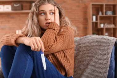 Hamilelik testi evde olan üzgün kadın