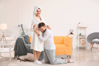 Evde hamilelik testi olan mutlu genç bir çift.