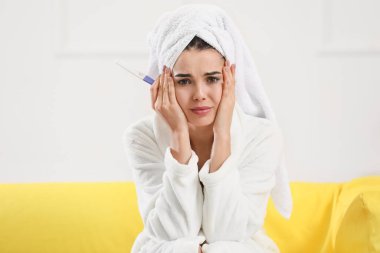 Hamilelik testi evde olan üzgün kadın