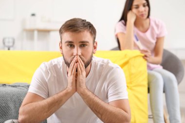 Evde hamilelik testi olan üzgün karı koca.