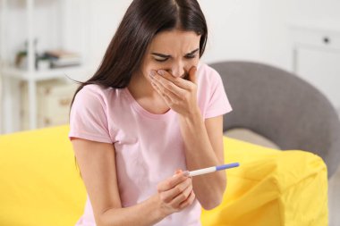 Hamilelik testi evde olan üzgün kadın