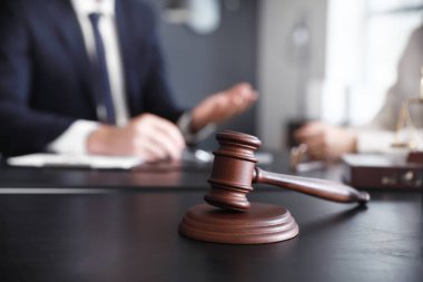 Yargıç Gavin, noter masasında.