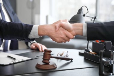 Müvekkili ofiste tokalaşan erkek avukat
