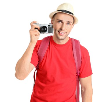 Beyaz arka planda fotoğraf makinesi olan erkek turist
