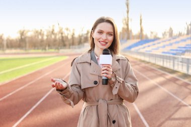 Stadyumdaki mikrofonlu güzel muhabir.