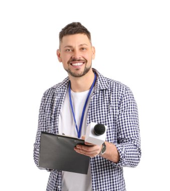 Beyaz arka planda mikrofonu olan erkek gazeteci