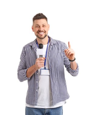 Beyaz arka planda mikrofonu olan erkek gazeteci