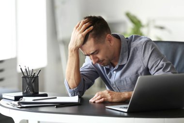 Ofiste depresif genç işadamı