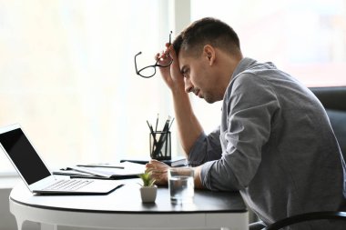 Ofiste depresif genç işadamı