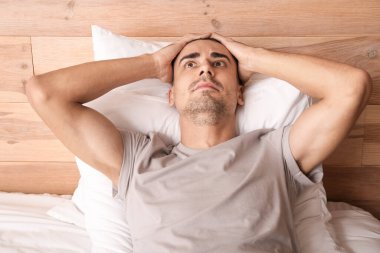 Depresyondaki genç adam yatak odasında