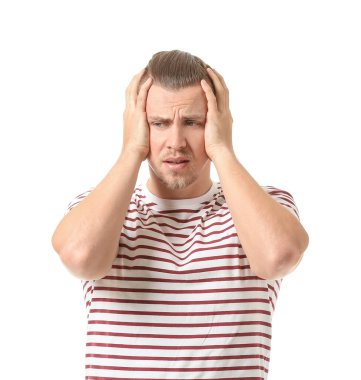 Beyaz arka plan üzerinde endişeli genç adam