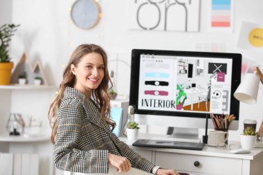 Ofiste kadın iç mimar portresi