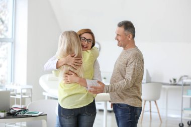 Olgun çift klinikte doktoru ziyaret ediyor.