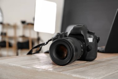 Profesyonel fotoğraf stüdyosundaki modern kamera.