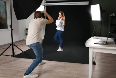 Stüdyo modeliyle çalışan profesyonel fotoğrafçı