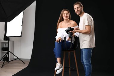 Stüdyo modeliyle çalışan profesyonel fotoğrafçı