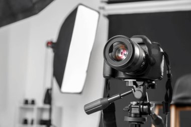 Profesyonel fotoğraf stüdyosunda modern kamera