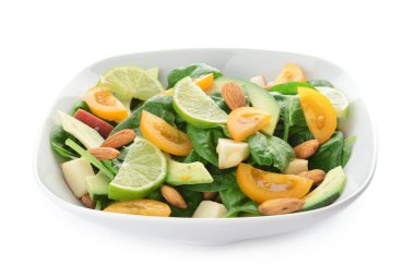 Beyaz arka planda lezzetli salata ile kase