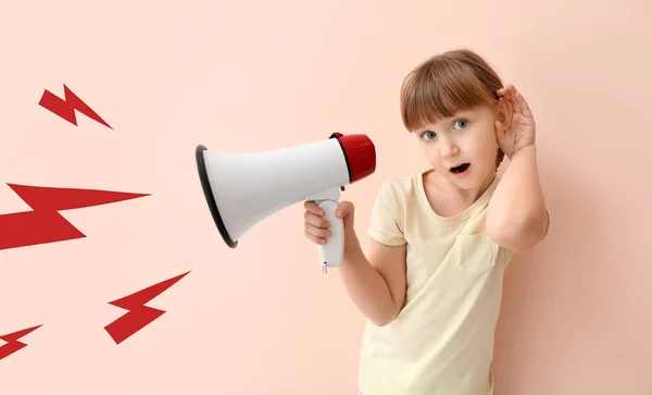 Милая Маленькая Девочка Мегафоном Пытается Услышать Цветном Фоне — стоковое фото