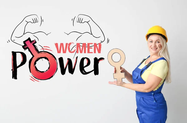 Vrouwelijke Werknemer Met Symbool Van Vrouw Lichte Achtergrond Begrip Feminisme — Stockfoto