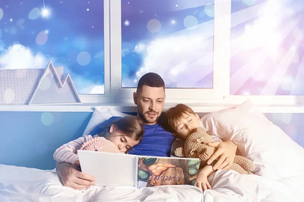 Far Läser Godnattsaga För Sina Små Barn Hemma — Stockfoto