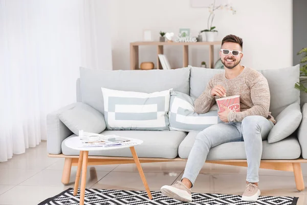 Jovem Assistindo Filme Enquanto Sentado Sofá Casa — Fotografia de Stock