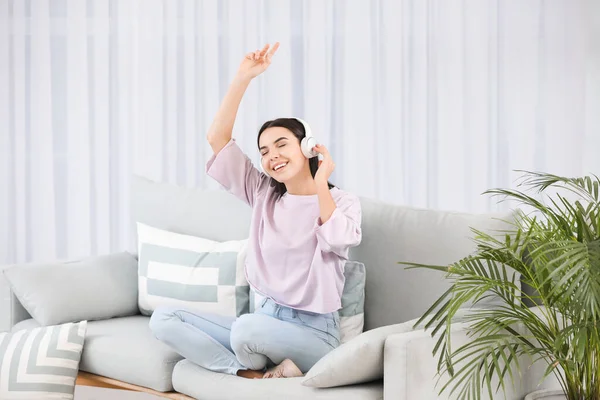 Jeune Femme Écoutant Musique Assis Sur Canapé Maison — Photo