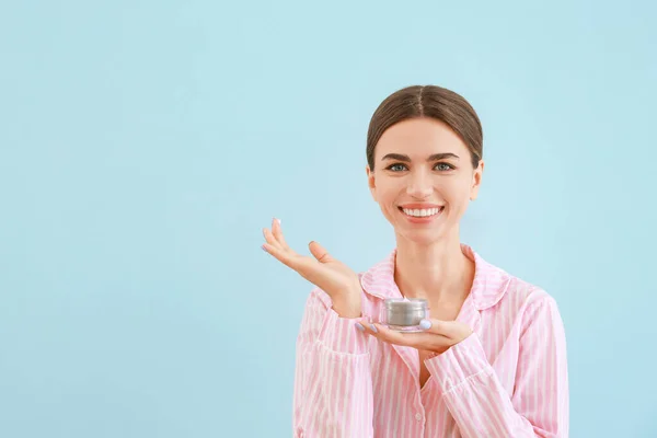 Schöne Junge Frau Mit Glas Sahne Auf Farbigem Hintergrund — Stockfoto