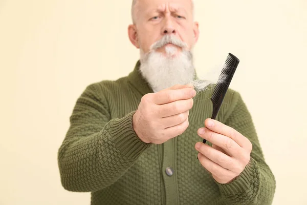 Starší Muž Problémem Vypadávání Vlasů Barevném Pozadí — Stock fotografie