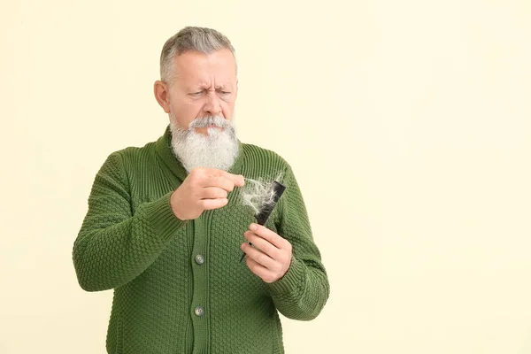 Älterer Mann Mit Haarausfall Problem Auf Farbigem Hintergrund — Stockfoto