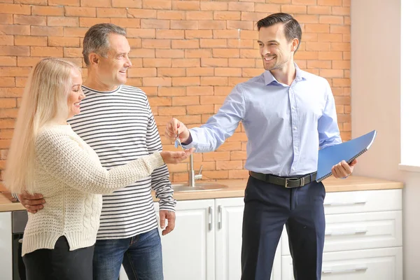 Real Estate Agent Giving Key New House Mature Couple — Stockfoto