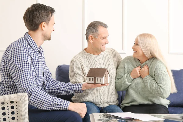 Manlig Fastighetsmäklare Som Arbetar Med Mogna Par Inomhus — Stockfoto