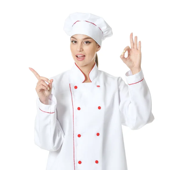 Mooie Vrouwelijke Chef Kok Wijzend Iets Witte Achtergrond — Stockfoto