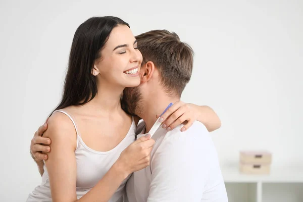 Feliz Pareja Joven Con Prueba Embarazo Baño — Foto de Stock