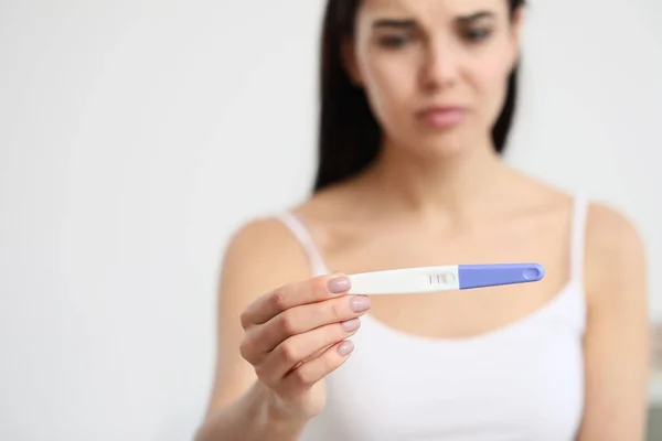 Smutná Mladá Žena Těhotenským Testem Koupelně Detailní Záběr — Stock fotografie