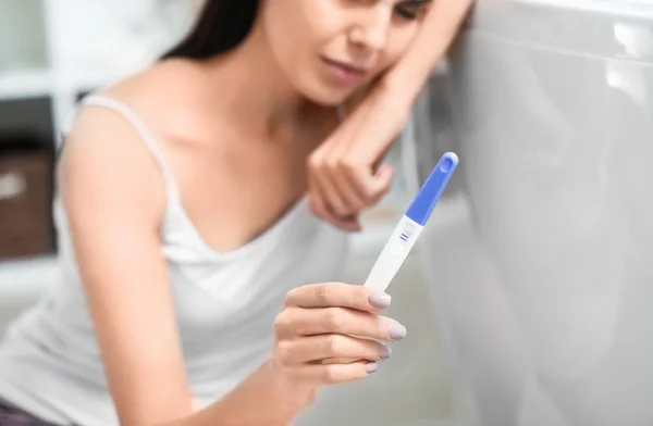 Mujer Joven Triste Con Prueba Embarazo Baño Primer Plano —  Fotos de Stock